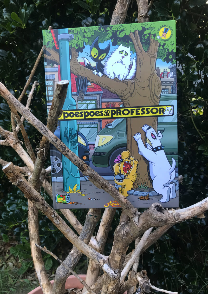 Poespoes in de boom